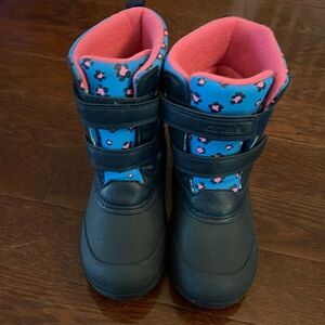 Carters girls snow boots. Size 2. Worn once. Velcro closure.